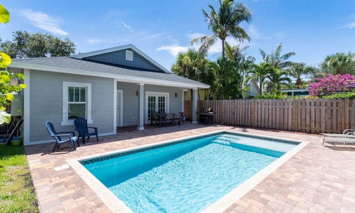 Parrot Cove House | Stunning 4BR 3BA Cottage Heated Pool 5 Min to Beach