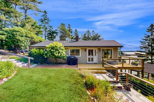 Georgetown House | Stunning artist's retreat with ocean view & amazing deck, near Reid State Park