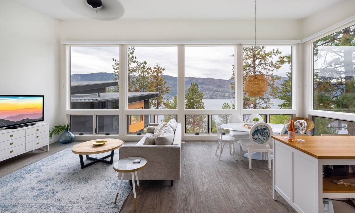 Central Okanagan House | Stunning views, clean & modern. Walk to the beach, wineries, cafe & orchards