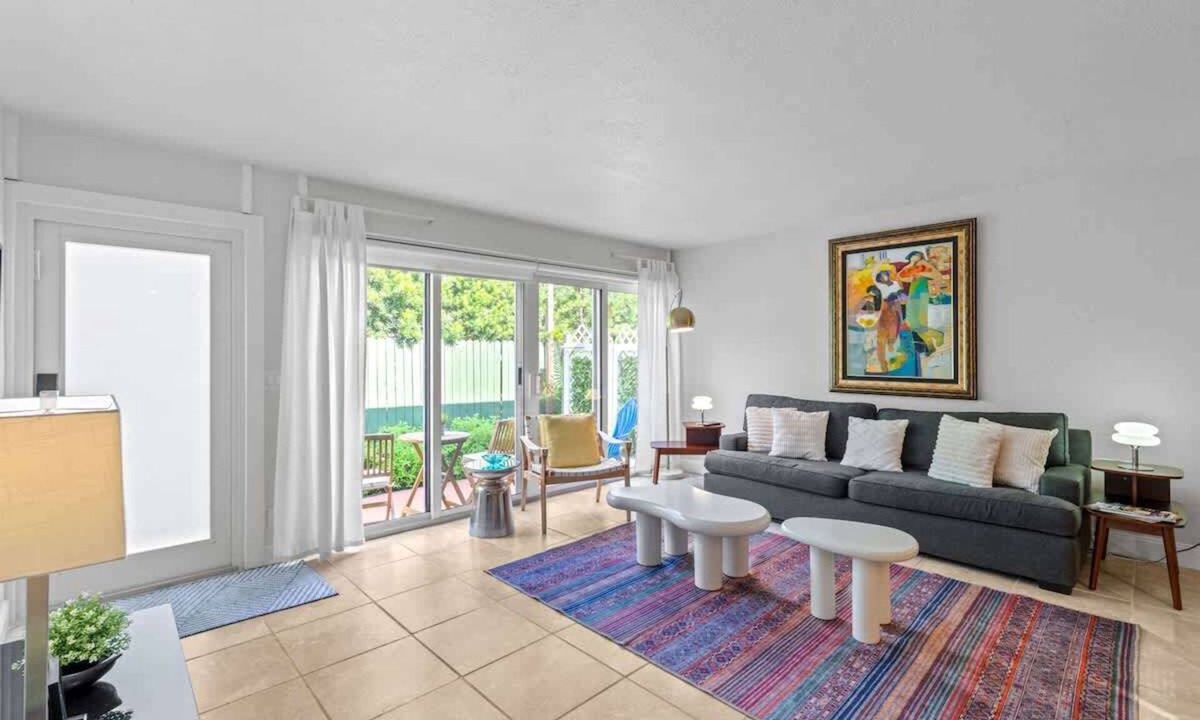 Southside Apartment | Stylish 2BR in West Palm Mins to Beach & shops.