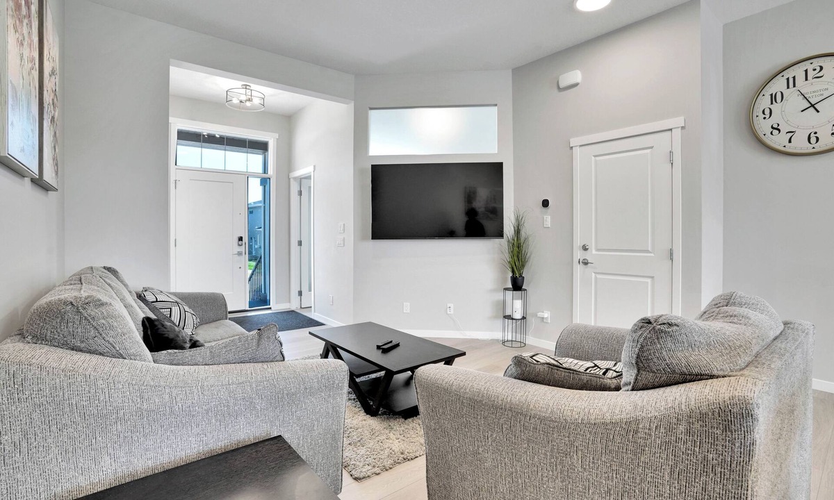 Southeast Calgary House | Stylish 4BR/5BD/2.5BT/AC/Remote Work Setup/Indoor Games & Lake Access