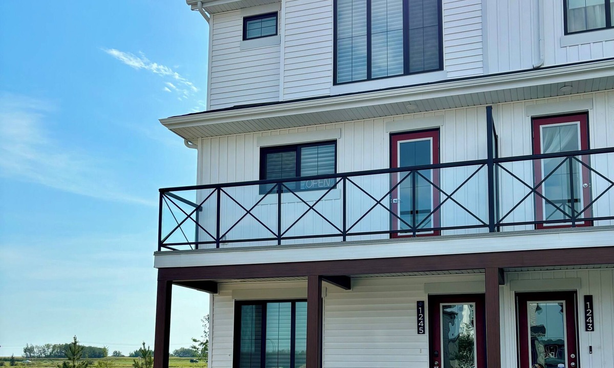Spruce Grove House | Stylish and Cozy Townhome