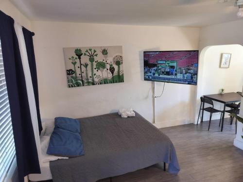 Parkside Apartment | Stylish & Comfortable Studio at 1823 Dewey St E