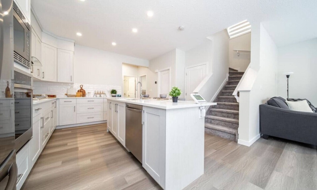 Southwest Edmonton House | Stylish Designer Home | Mins to Downtown & Mall