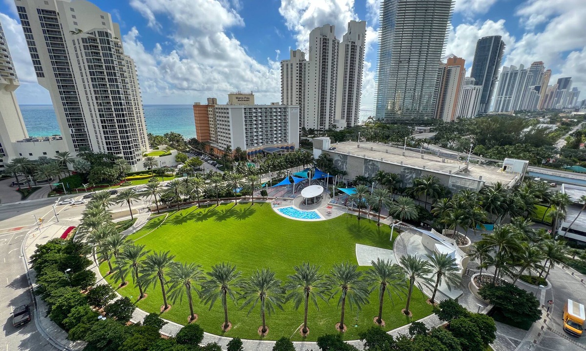 Sunny Isles Beach Apartment | STYLISH FAMILY-SIZED 2 BEDROOM APARTMENT, OCEAN VIEW, BEACH ACROSS THE STREET!