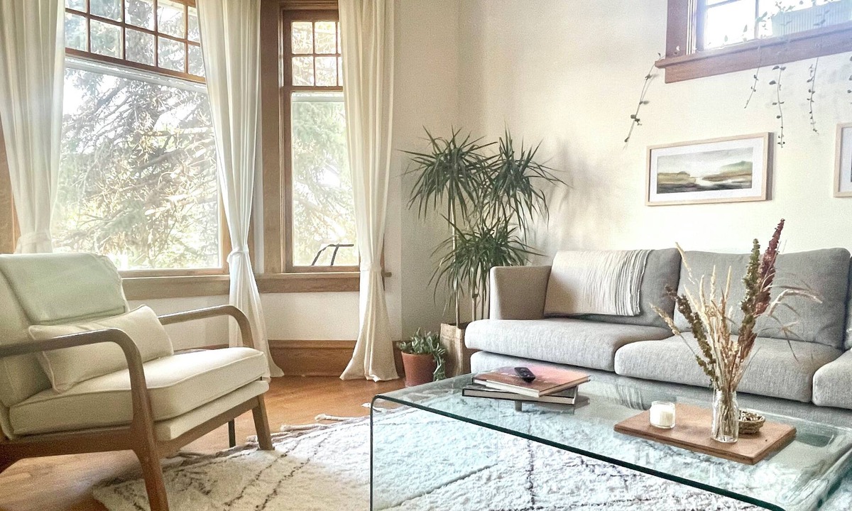 Moose Jaw House | Stylish & Family Friendly Character Home