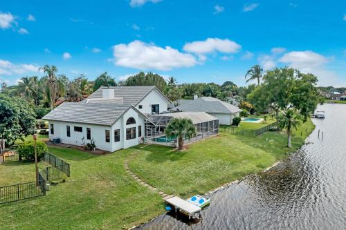 Wellington Villa | Stylish Lake Luxe Equine on waterfront w screened in heated pool Lake Views Hosted By Relaxtay