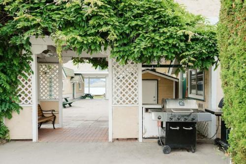 Okanagan-Similkameen House | Suite 5 Green Gables Resort - 1 Bedroom Courtyard