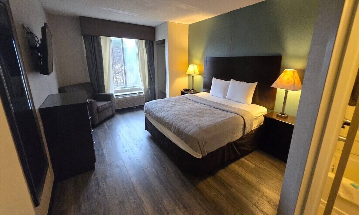 Montrose Apartment | Suite King Bed Non Smoking|Akron OH