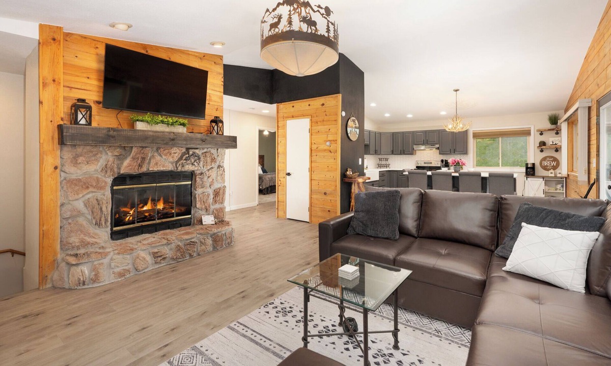 Grand Lake House | *Summer Sale* Pet Friendly Cabin! 4BR + Game Room - Walk to Lake Granby & Marina
