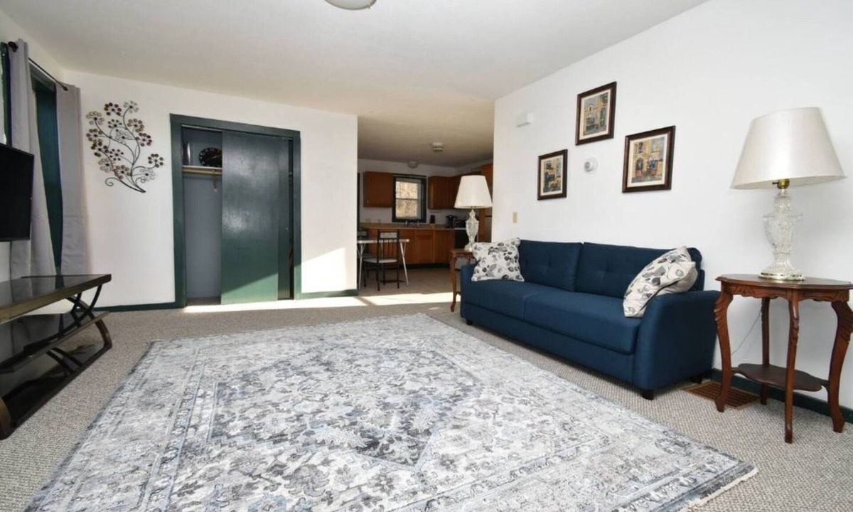 Milton Apartment | Sunny 3 Bedroom Duplex.
