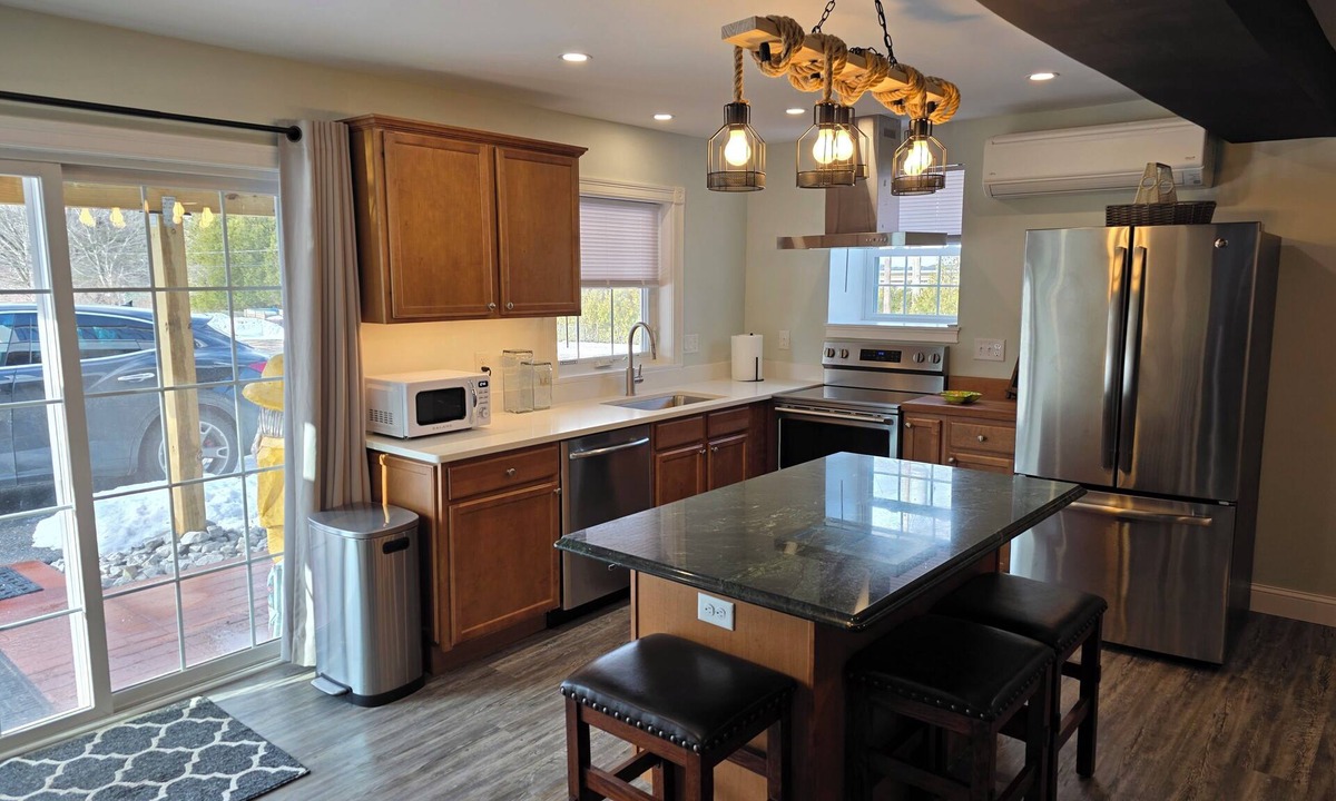 Malletts Bay Apartment | Sunnyside patio and pup 1-bedroom dog-friendly apartment with AC in Colchester.
