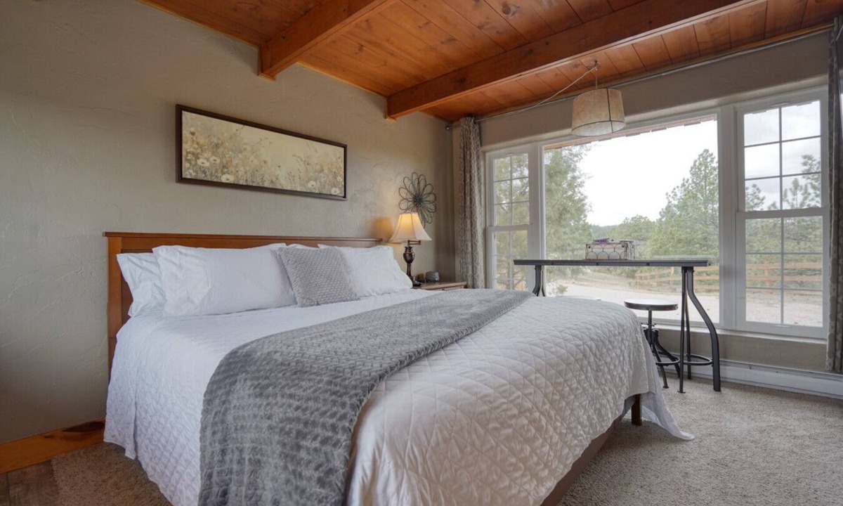 Hot Springs Cabin | Sunrise Cabin at Highland Meadows - King Bed and Views