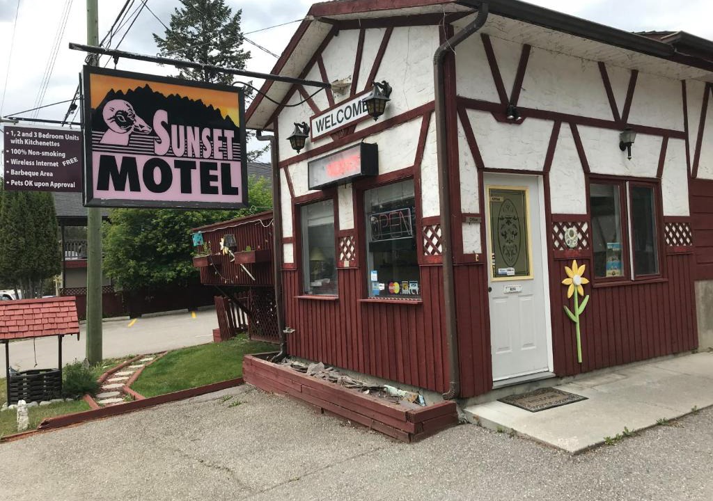 East Kootenay Hotel | Sunset Motel