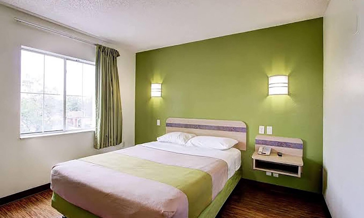 Aurora Hotel | Super 8 by Wyndham Aurora East