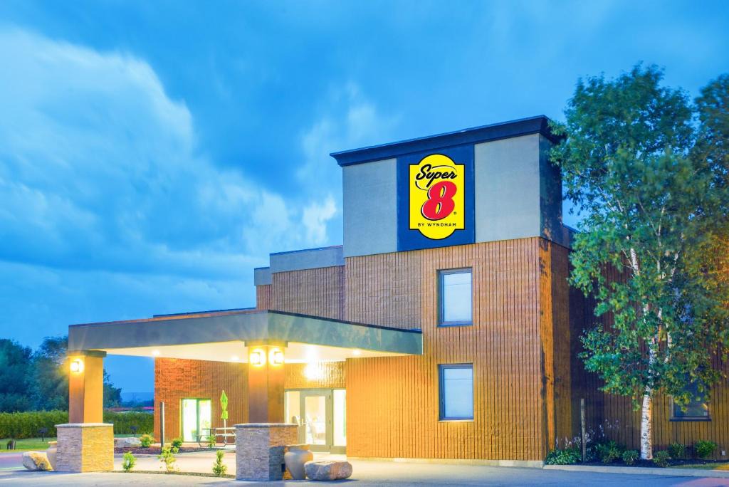 Plattsburgh Hotel | Super 8 by Wyndham Plattsburgh