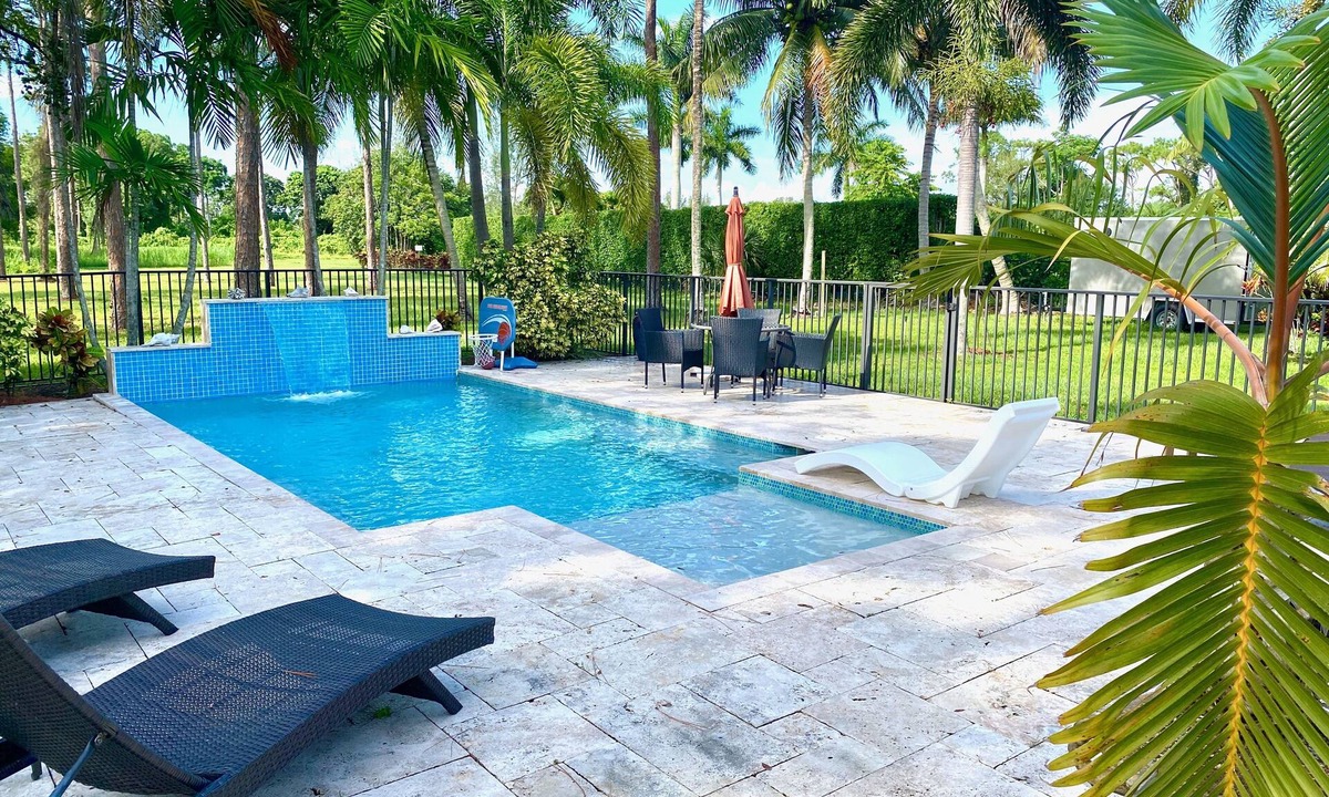 Lake Worth House | Swans Nest East -2BDRM Tropical Oasis/Heated Pool