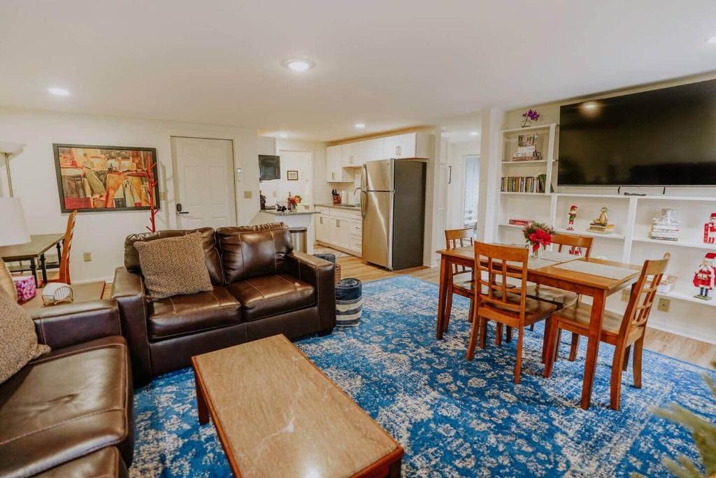 New Haven Apartment | Tasteful two bedroom just minutes to Middlebury!