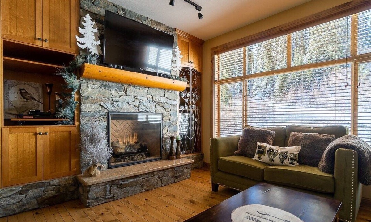 Big White Ski Resort Apartment | The Aspens 5 Ski-In Ski-Out Chalet