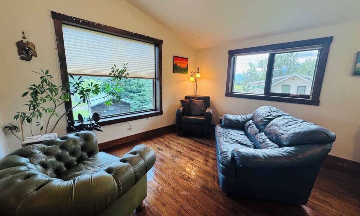 East Kootenay House | The Barn: Private Deck & Mountain Panoramas