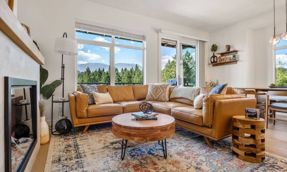 East Kootenay Apartment | The Bauhaus | Private Hot Tub | Walk to Lake | MCM