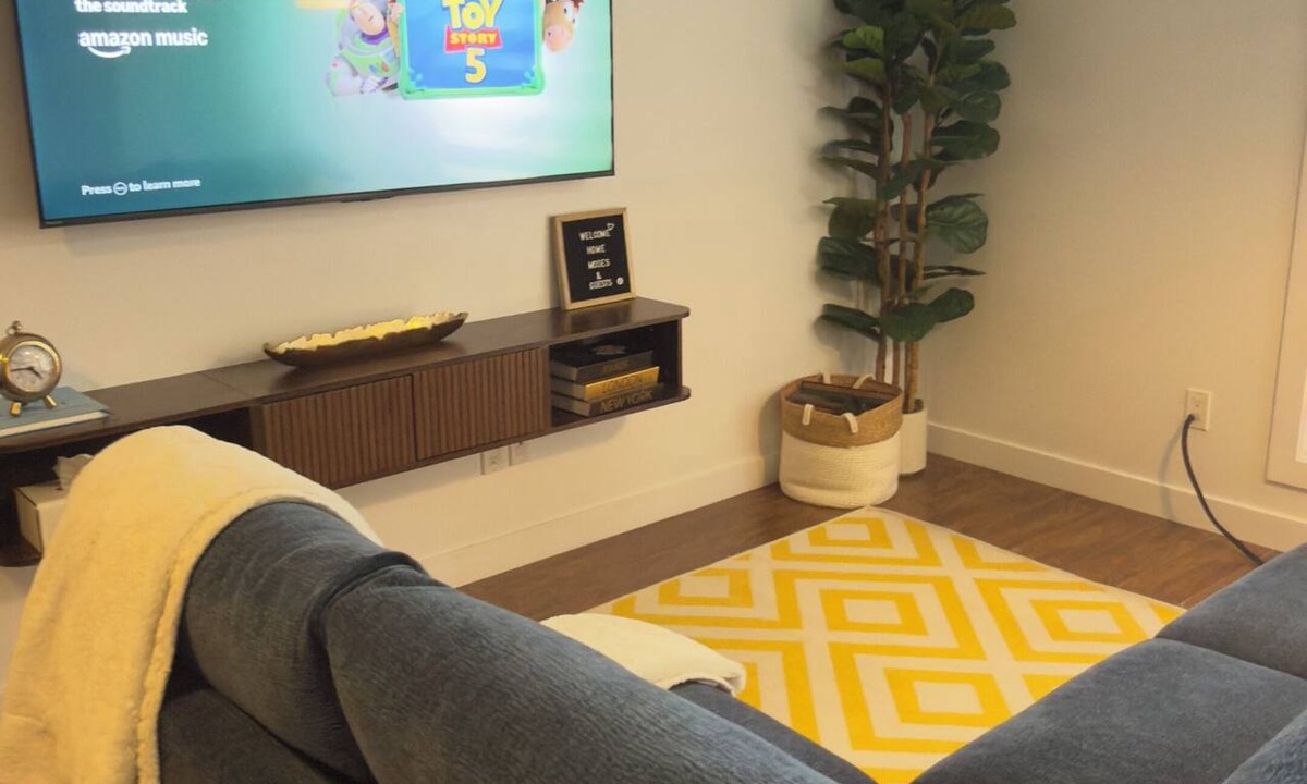 Regina House | The Boho-Chic Urban Retreat: 3BR Haven Near Downtown & General Hospital