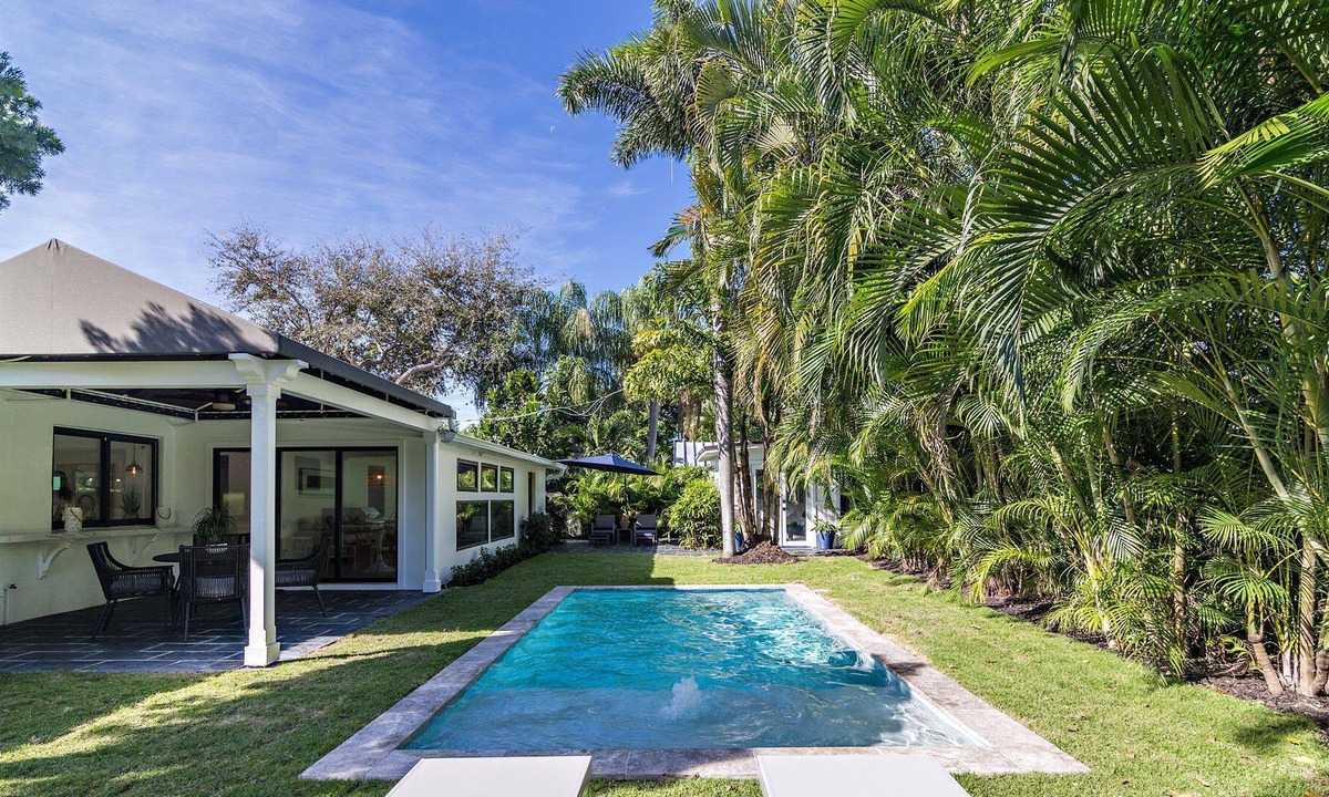 Southside House | The Coastal Bungalow- 3/3 steps to Intracoastal!