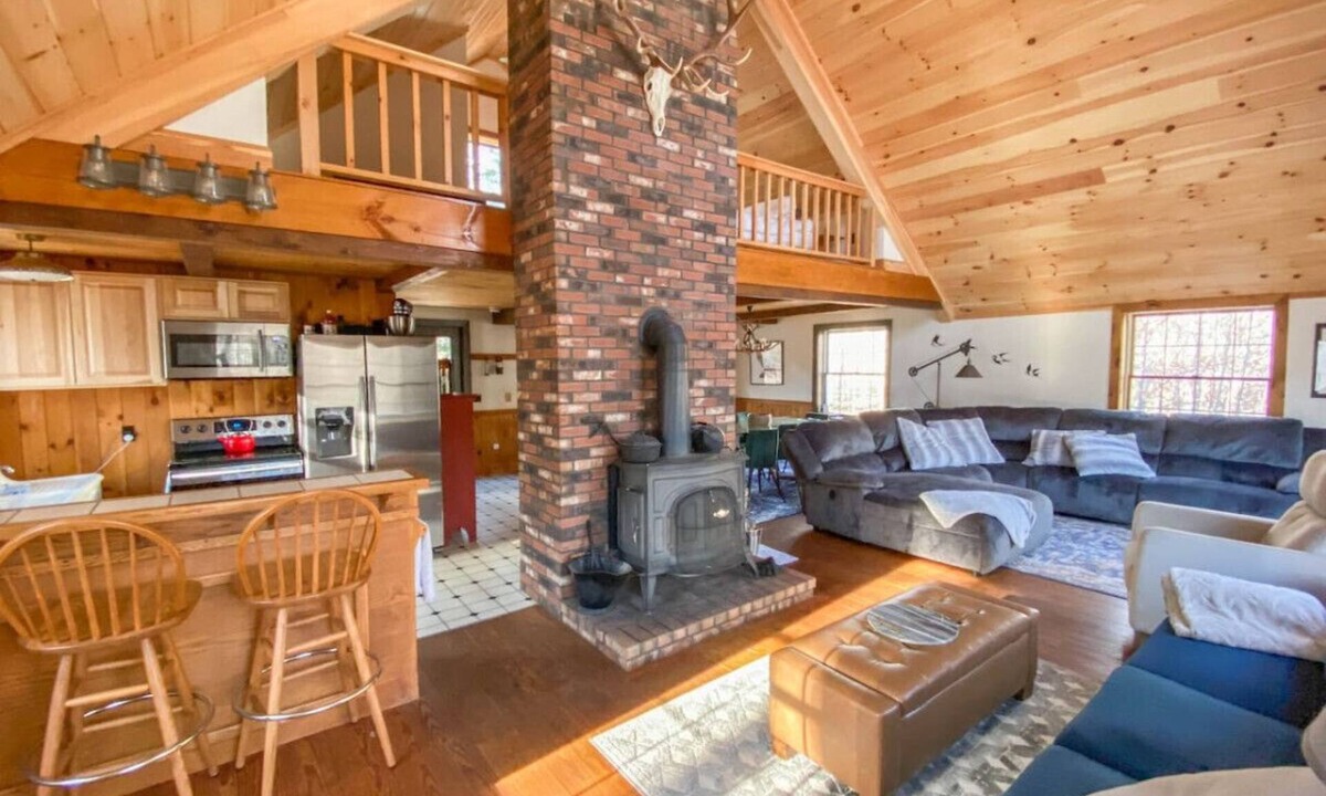 Harts Location House | The Crawford Chalet | Retreat w/ Private Hot Tub