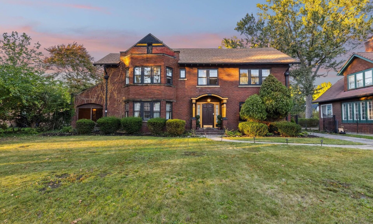Edgewater House | The Edgewater Estate- 7500 sqft of Indoor & Outdoor Fun!