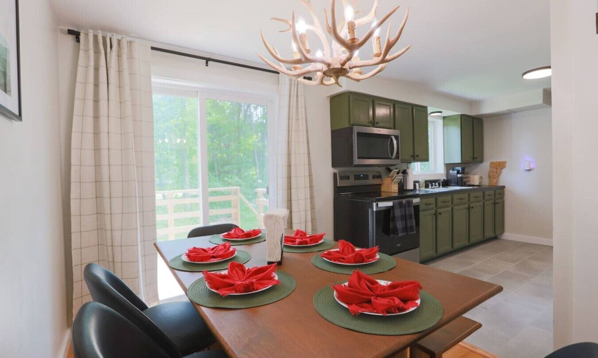 Malletts Bay Apartment | The Green Mountain Escape ~ Near Trails & Lake