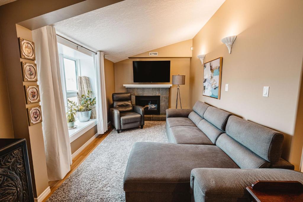 Drumheller Apartment | The Hidden Hollow Suite - Downtown
