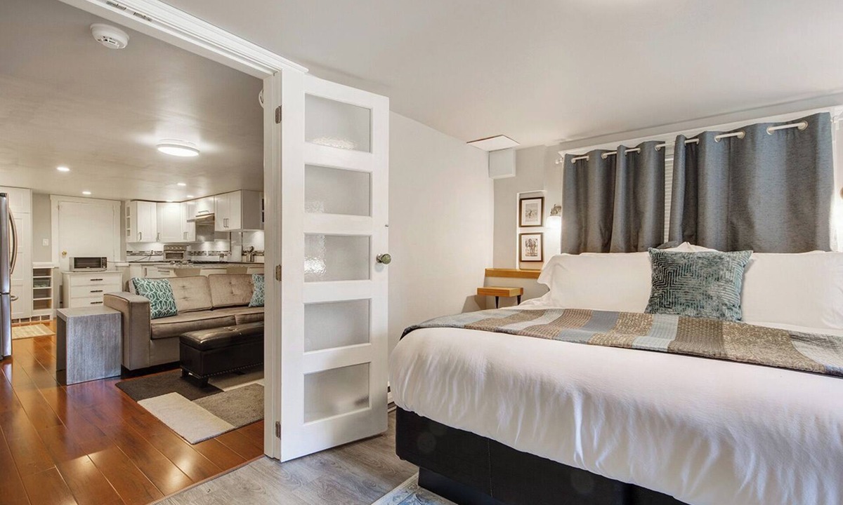 Grandview-Woodland House | The Ivy On Parker Guest House
