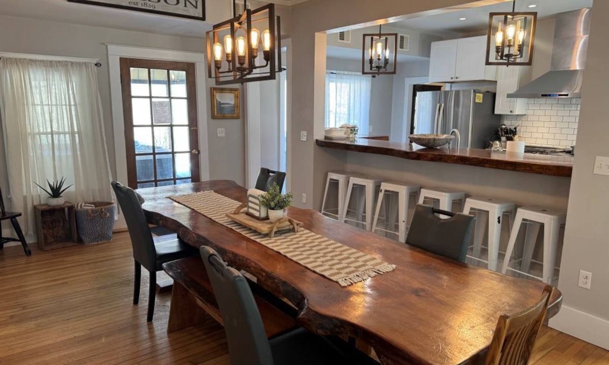 Jackson House | "The Jackson House Inn" Great Location Hot Tub Views Game Room Pub Fireplace