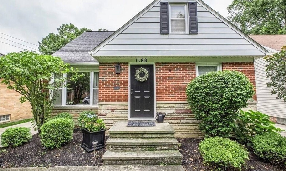 South Euclid House | The Lodge-Cozy 4 BdRm home w/step-in shower close to CCF/UH, universities n more