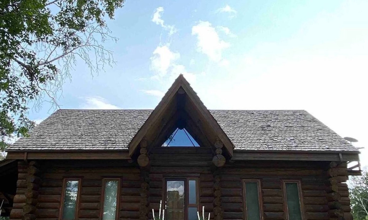 Nipawin House | The Lodge-Unique log home on the banks of the river