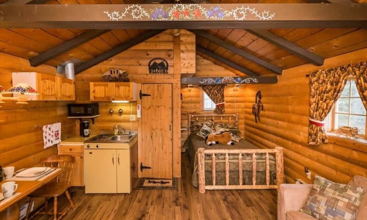 Division No. 11 House | The Mustang Cabin - Bear Creek Cabins