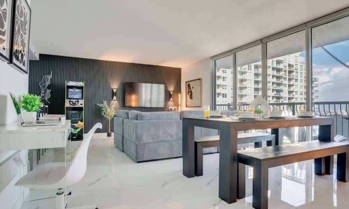 Brickell Apartment | The Noir Suite 3BR 2BTH Glam Room PS5 Pool Gym