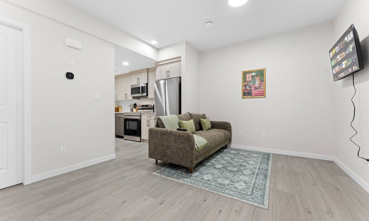 Southeast Edmonton House | The Nook - 20 mins from airport | Games | Coffee