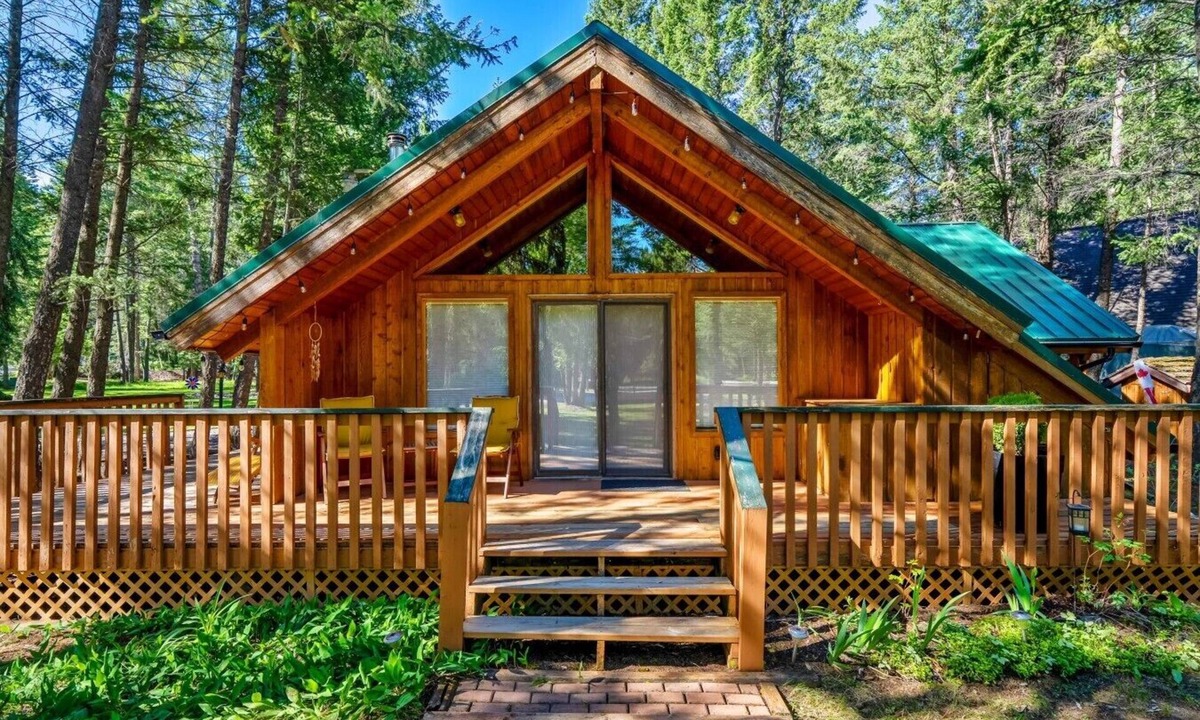 East Kootenay Cabin | The Outpost Cabin | Wood-Burning Fireplace | Cozy