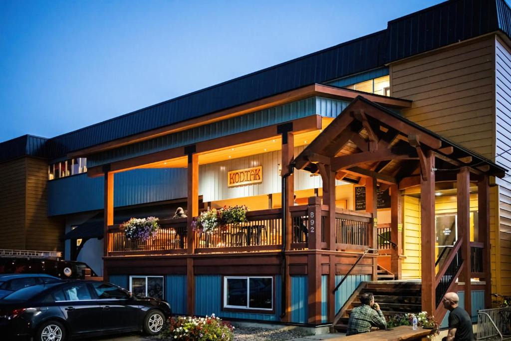 East Kootenay Hotel | The Raging Elk Adventure Lodging