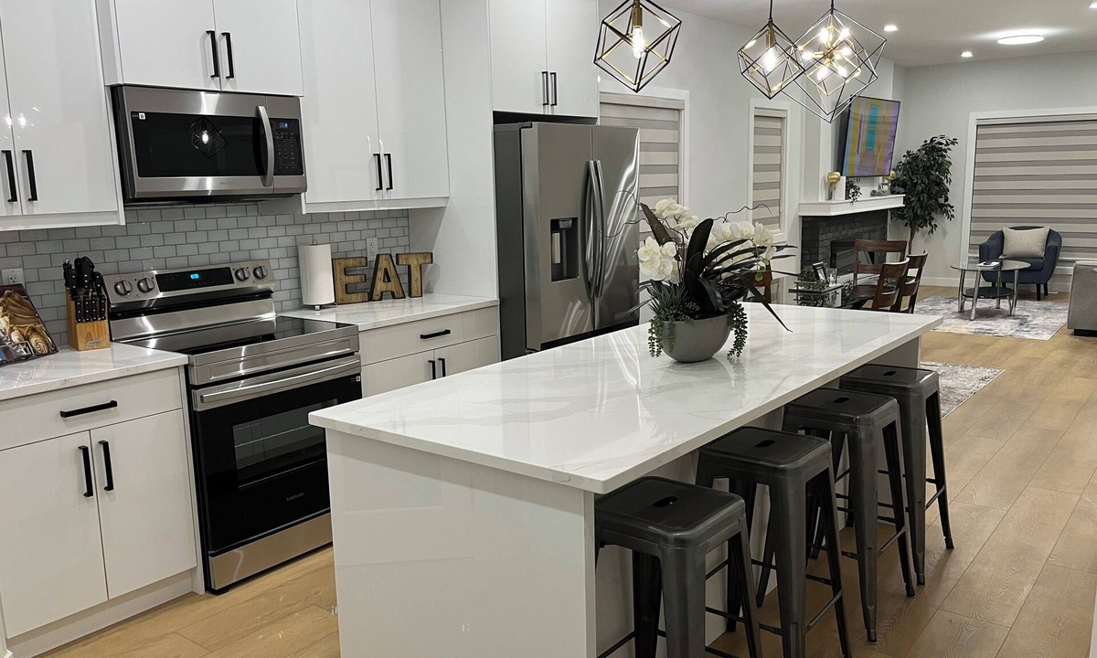Saskatoon House | The Rochellee | Elegant 3 Bedroom Luxe and Comfortable Stay in Rosewood
