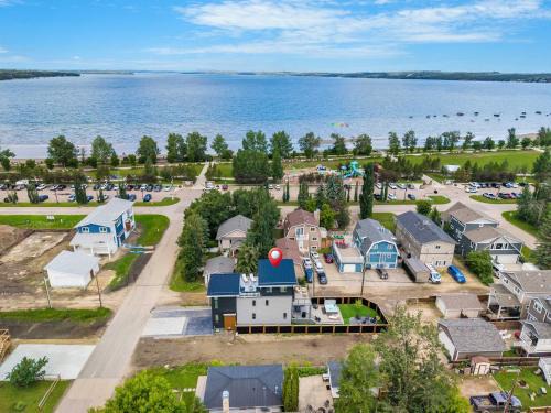 Sylvan Lake House | The Shoreline a Luxury Escape with Rooftop & Hot Tub