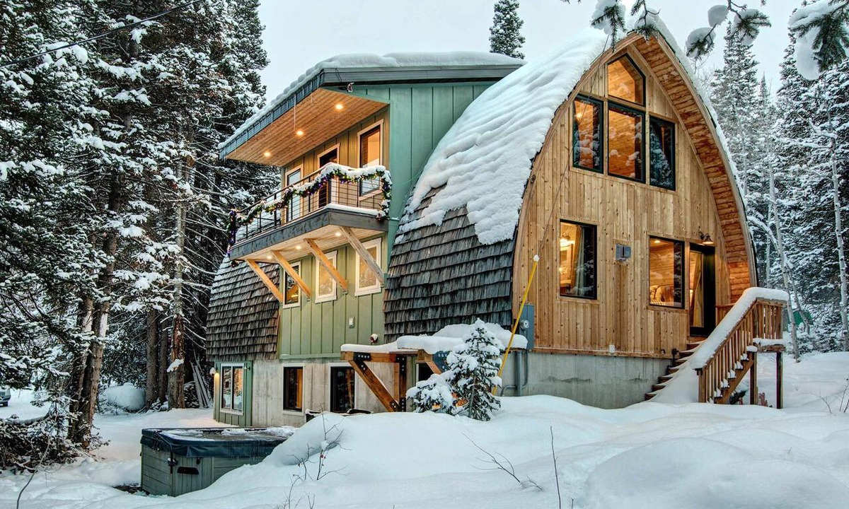 Salt Lake Mountain Resorts Cabin | The Silverstrike mountain cabin with hot tub, in Brighton