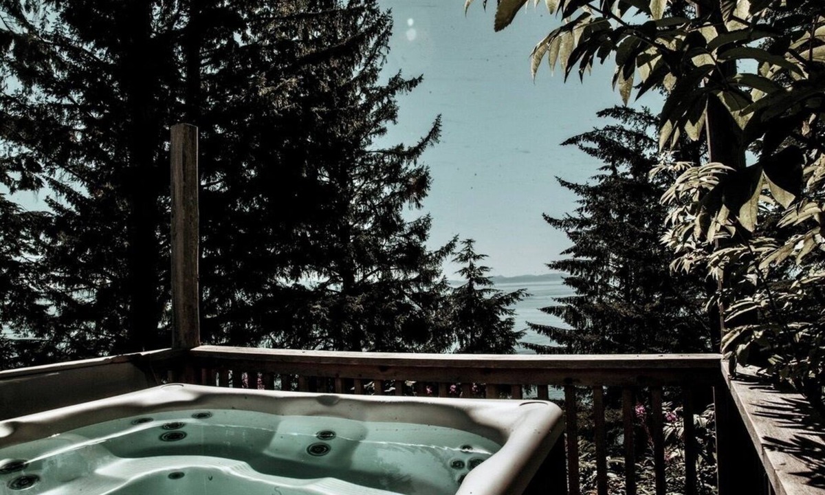 Juan de Fuca Electoral Area House | The Tides - Luxury Beach House in Jordan River - Storm Watching!