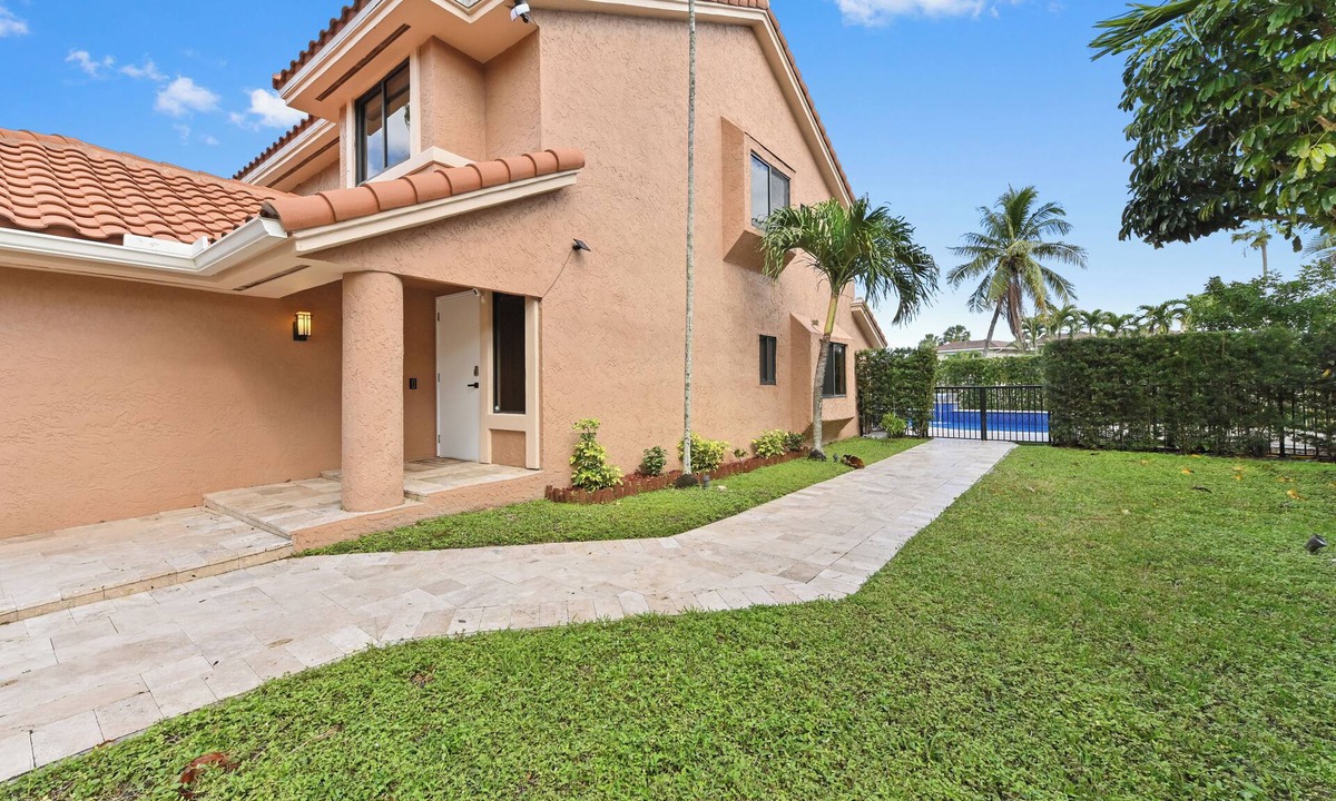 Deerfield Beach House | Tiki Escape: Heated Pool & Luxe King Suite
