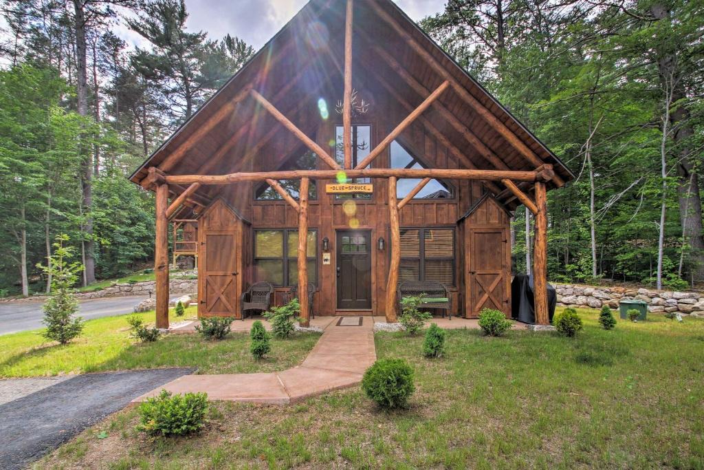 North Conway House | Timber Home: Walk to Slopes & N Conway Shops!