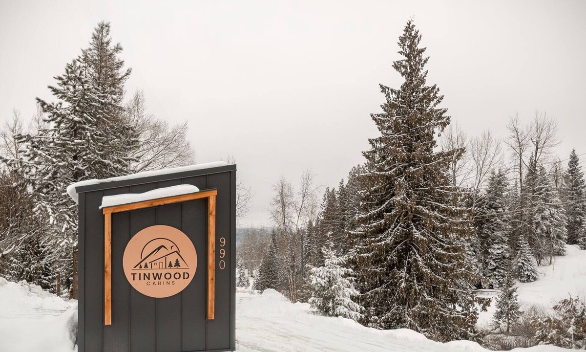 Rossland Cabin | Tinwood Cabins The Descent, Cozy 3 min to Rossland