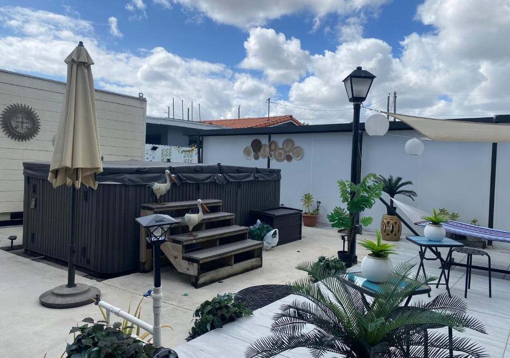 Flagami Bed & Breakfast | Tiny place w private hot jacuzzi 7 min to Miami international airport