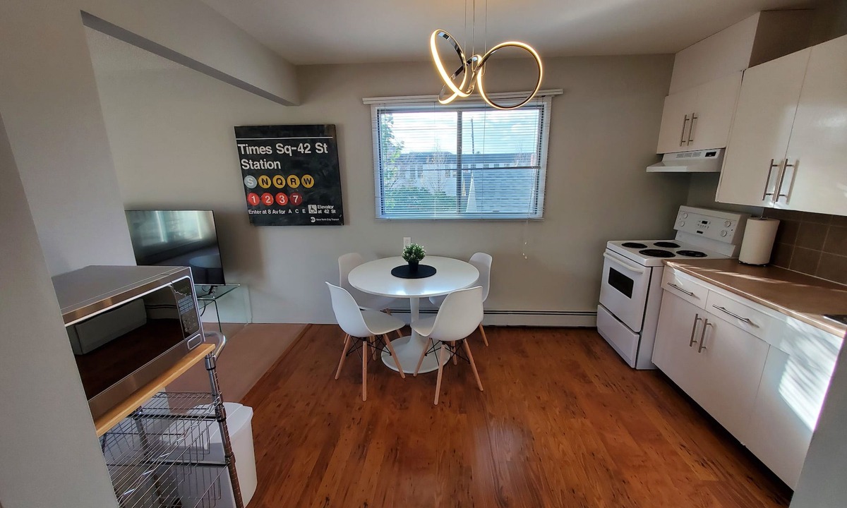 Old Strathcona Condo | TOP FLOOR - BALCONY - WALKABLE - UNIVERSITY - DOWNTOWN - WHYTE AVE -TRANSIT