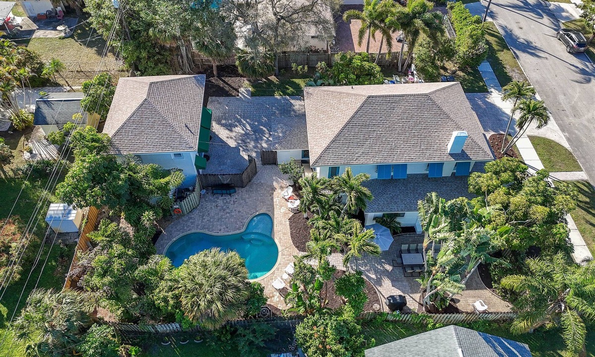 Lake Park House | Top Rated Coastal Charm Family Estate | Sleeps 16!